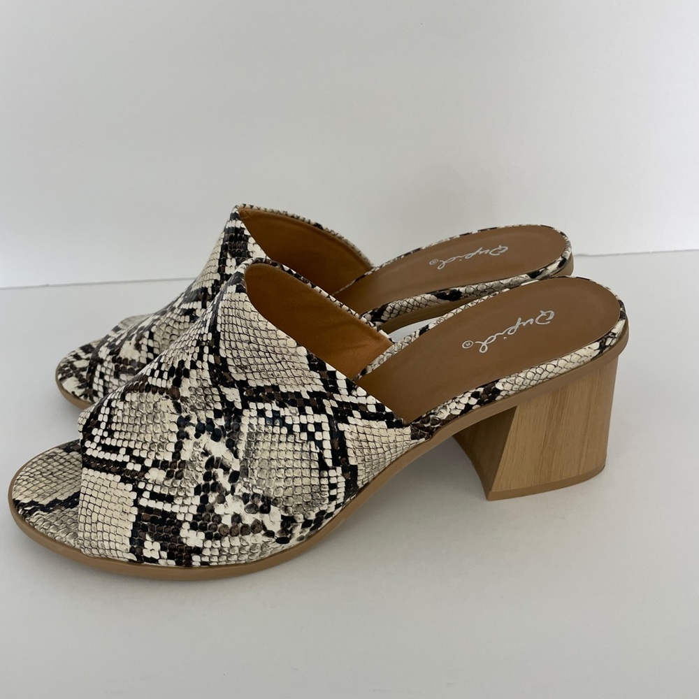 Qupid Women’s Python Print Sandals Size 10 - image 1